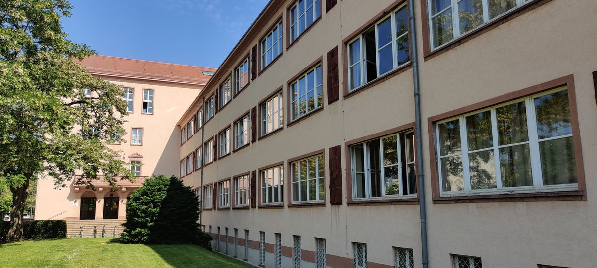 zur Vergrößerungsansicht des Bildes: Das Gebäude des Studienkollegs Sachsen in der Lumumbastraße, fotografiert von Dorothée Mießner-Dornburg