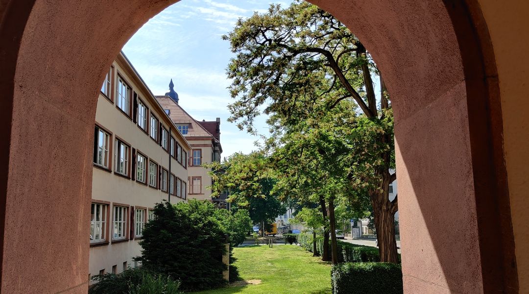 Gebäudeansicht des Studienkollegs Sachsen in der Lumumbastraße, ein Foto von Dorothée Mießner-Dornburg