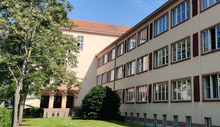 Gebäudeansicht des Studienkollegs Sachsen in der Lumumbastraße, ein Foto von Dorothée Mießner-Dornburg