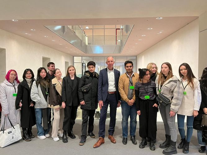 Gruppe internationaler Studierender im Bundestag
